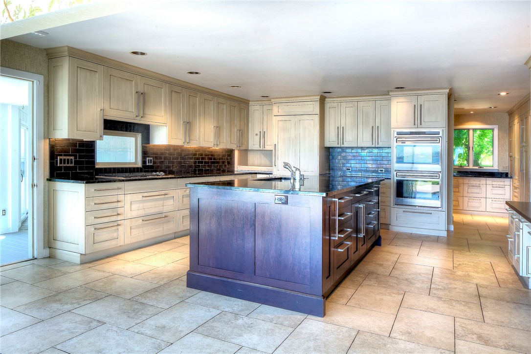 699 Black Point Lane