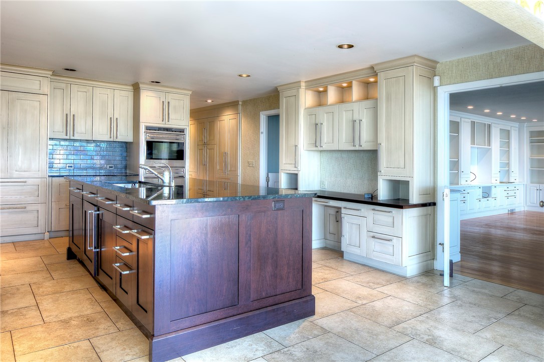 699 Black Point Lane