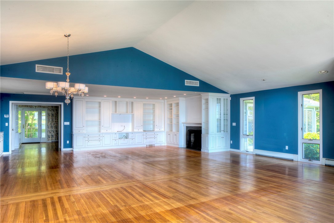 699 Black Point Lane