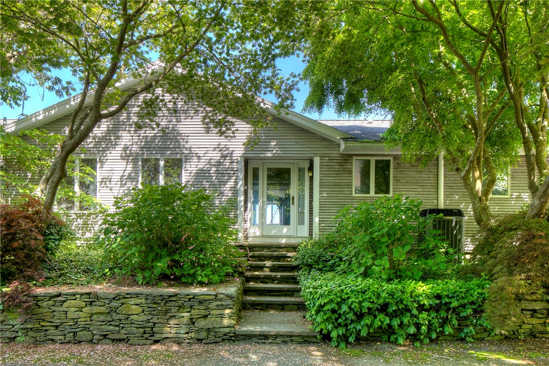 699 Black Point Lane