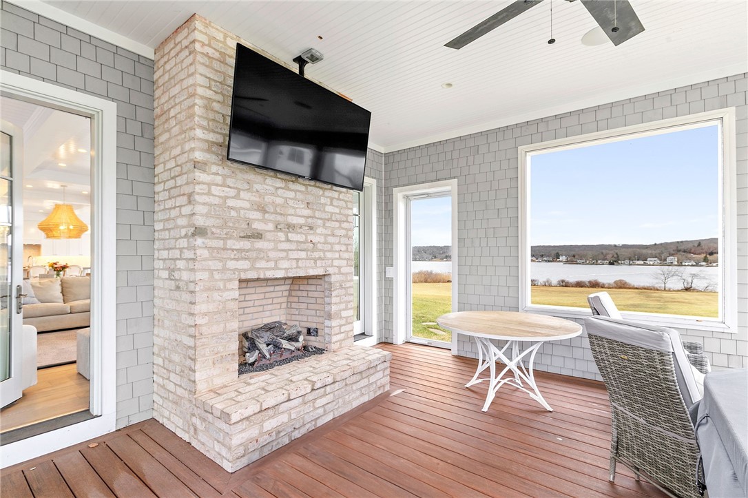 586 Nanaquaket Road