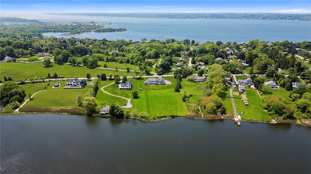 586 Nanaquaket Road