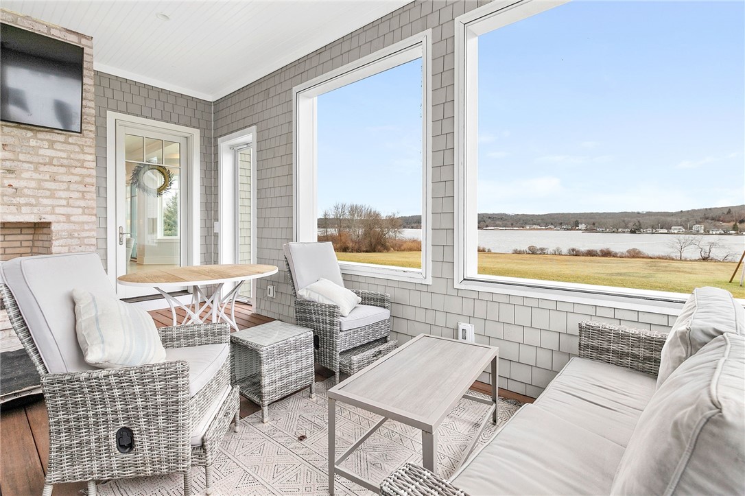 586 Nanaquaket Road