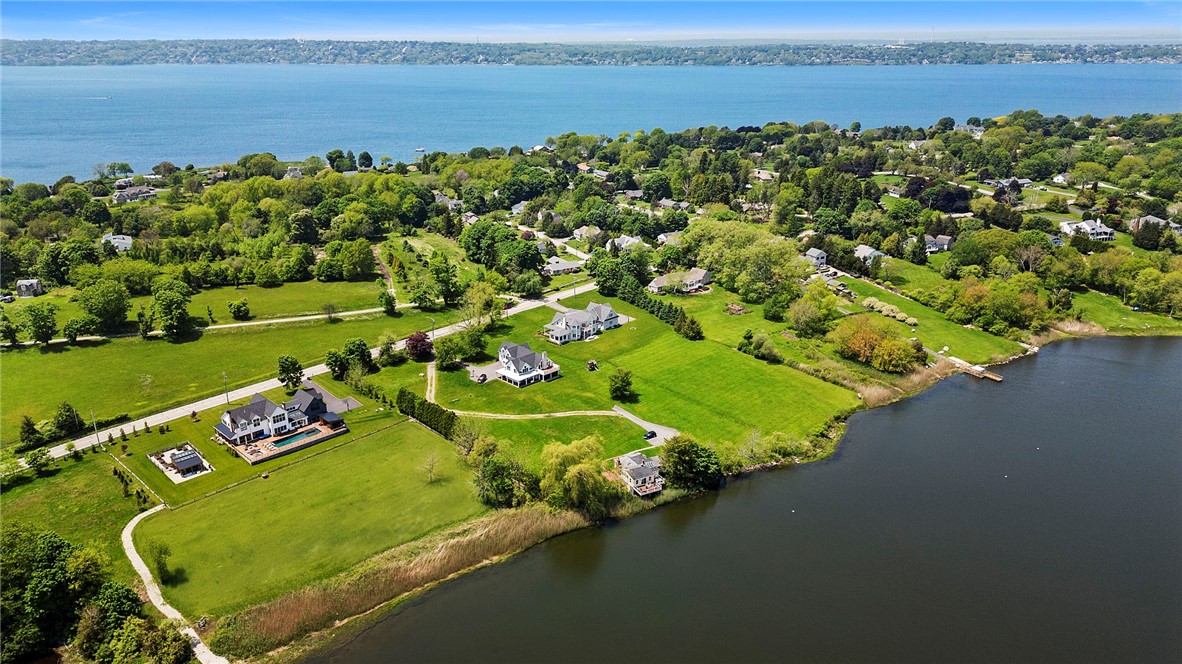 586 Nanaquaket Road