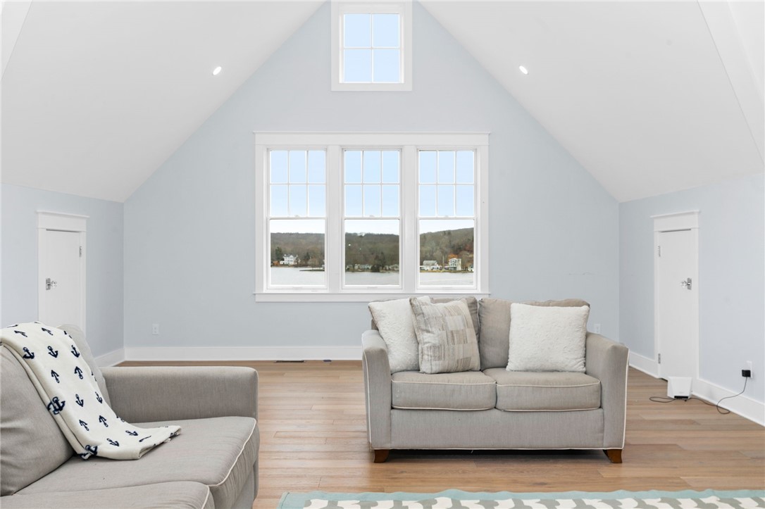 586 Nanaquaket Road
