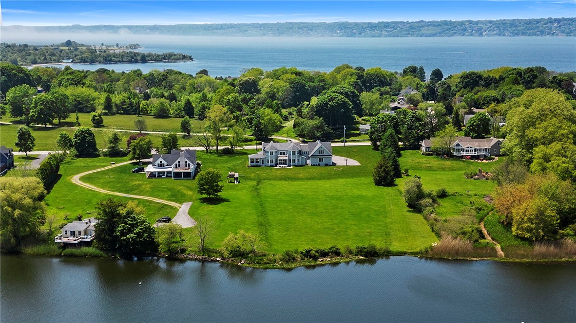 586 Nanaquaket Road