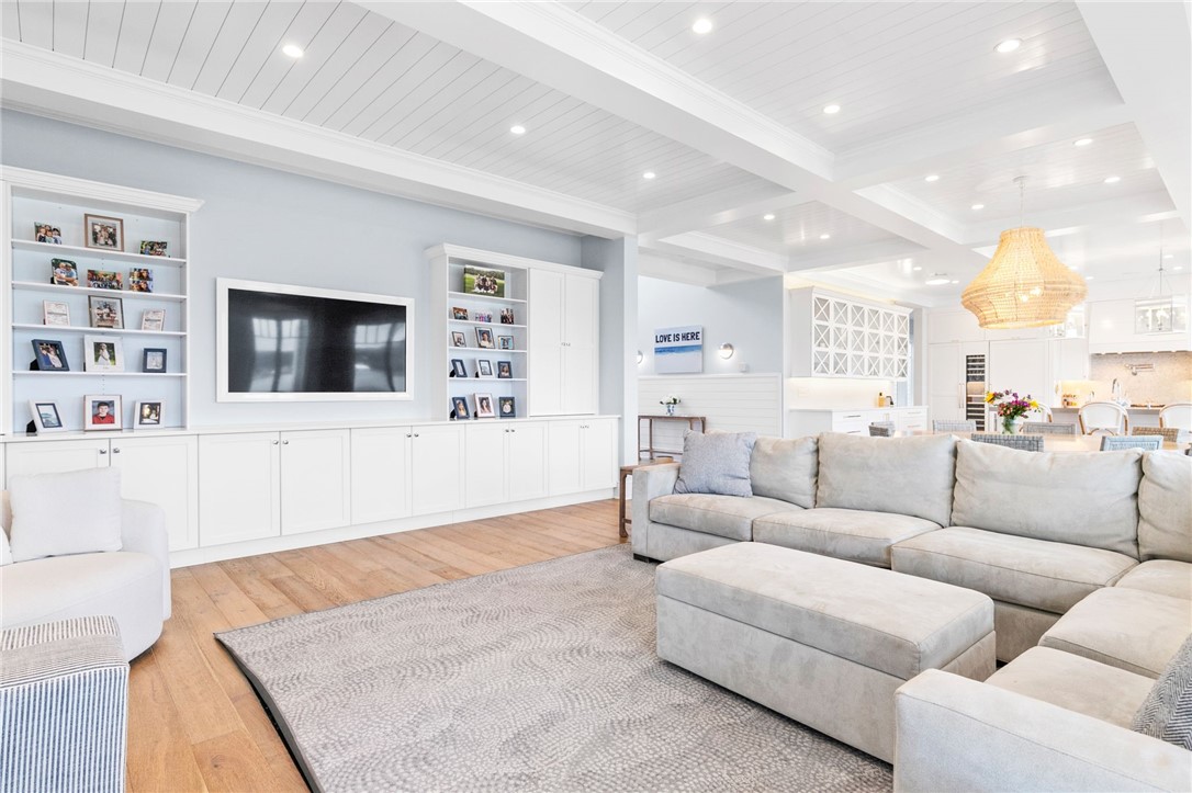 586 Nanaquaket Road