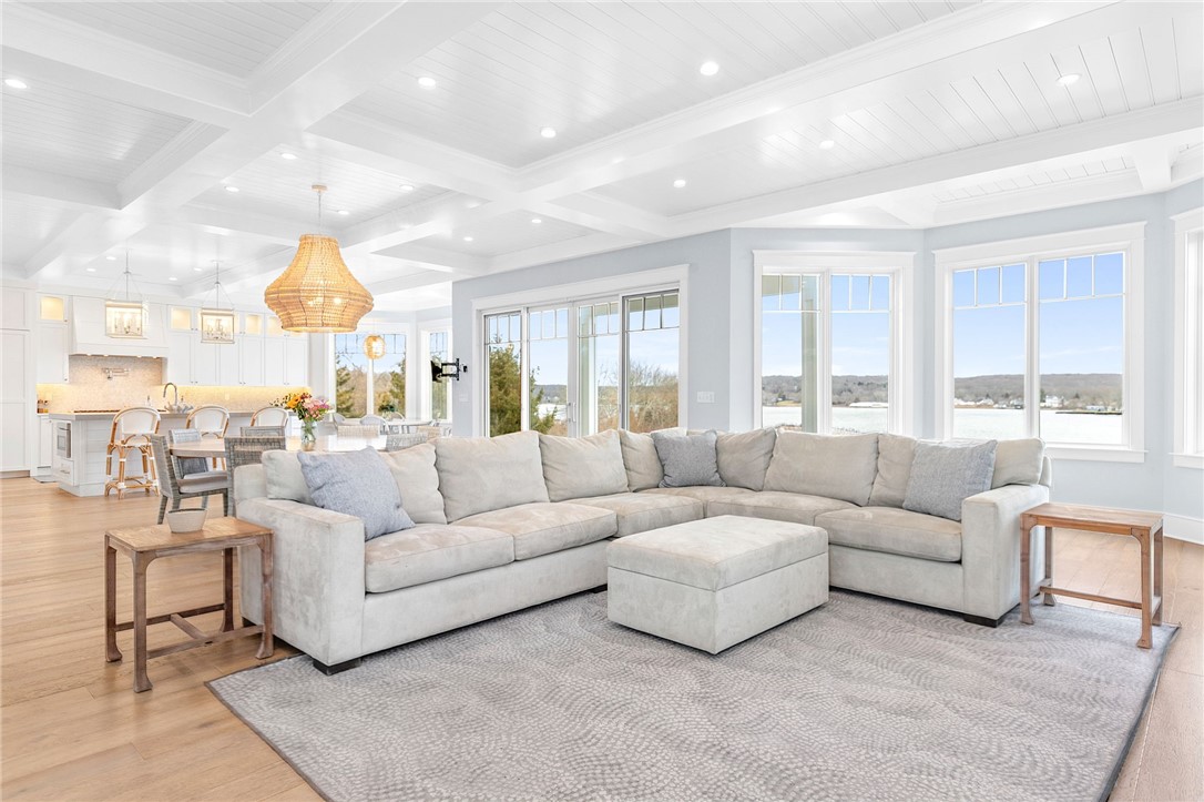 586 Nanaquaket Road
