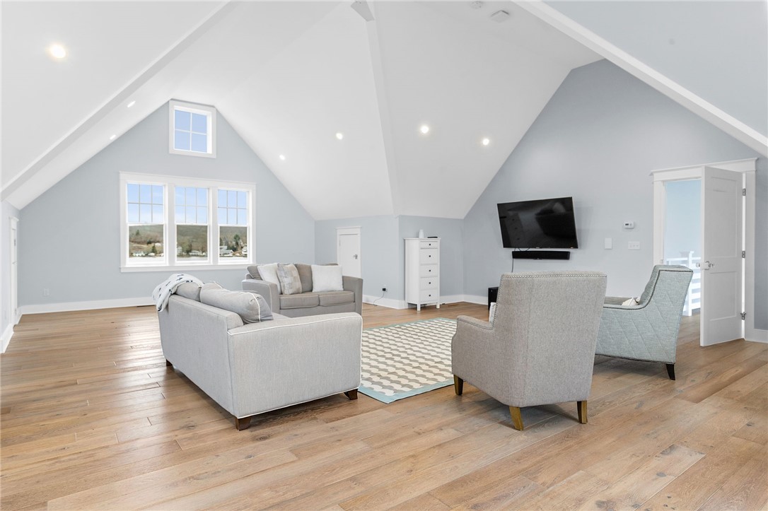 586 Nanaquaket Road