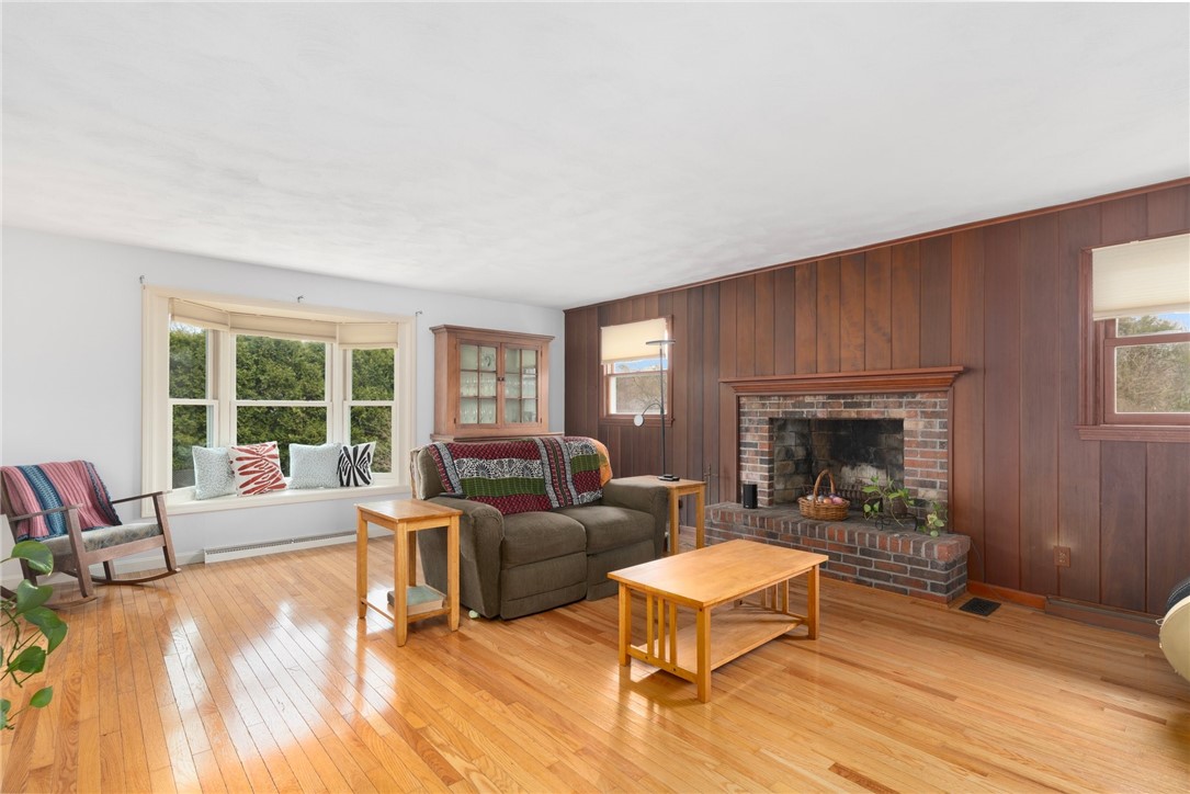9 Lakeside Drive