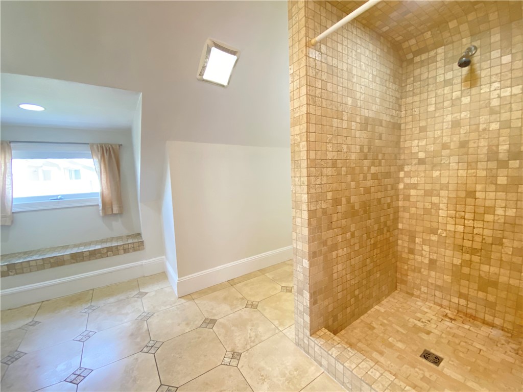 404 Lloyd Avenue 408