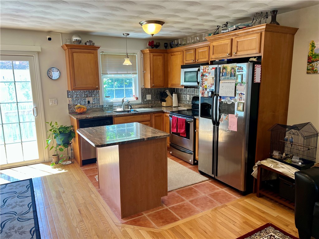 18 Lisi Lane