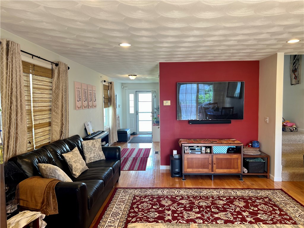 18 Lisi Lane