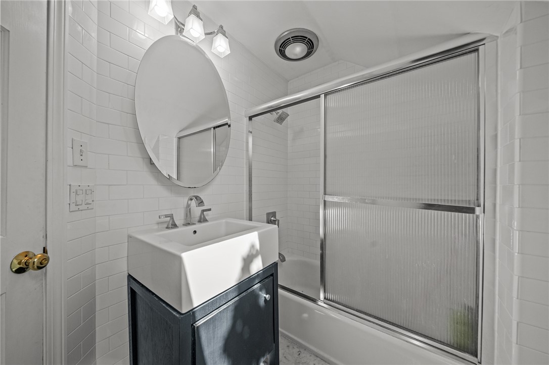 2 Lasalle Place