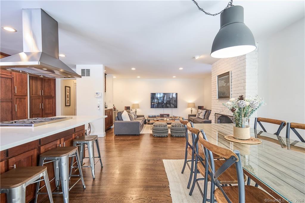 222 Compo Road South