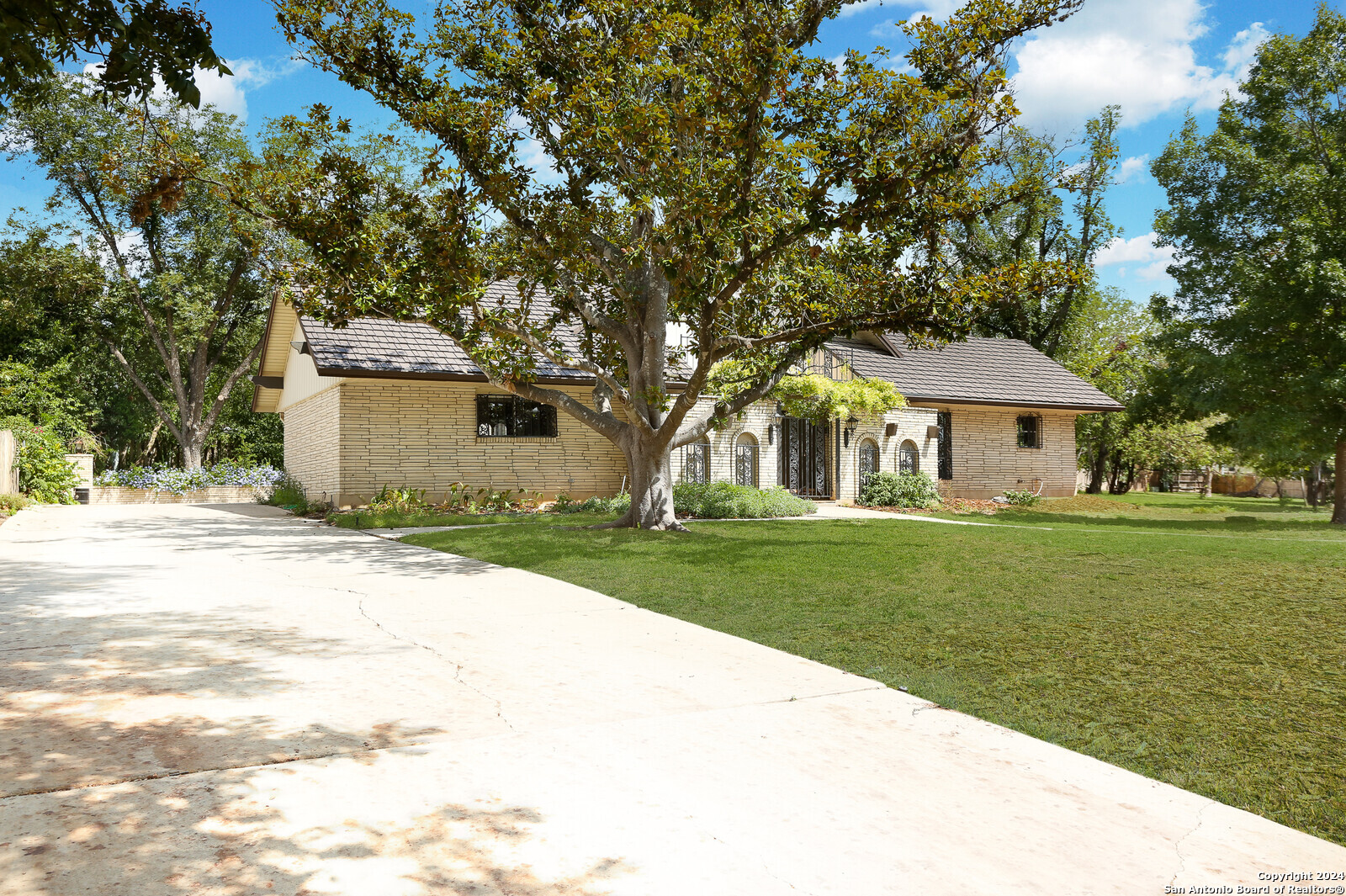 203 Honeysuckle Ln
