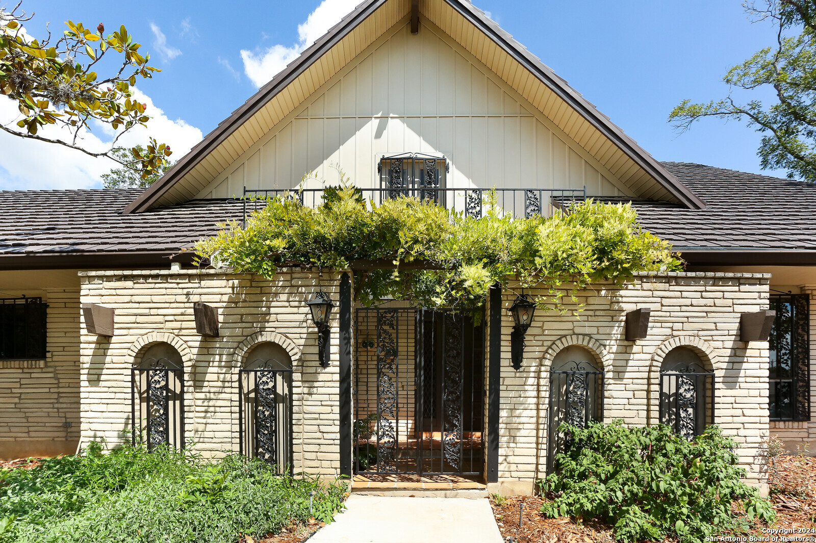 203 Honeysuckle Ln