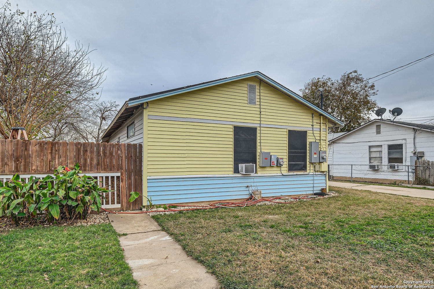 906 SHEMYA AVE