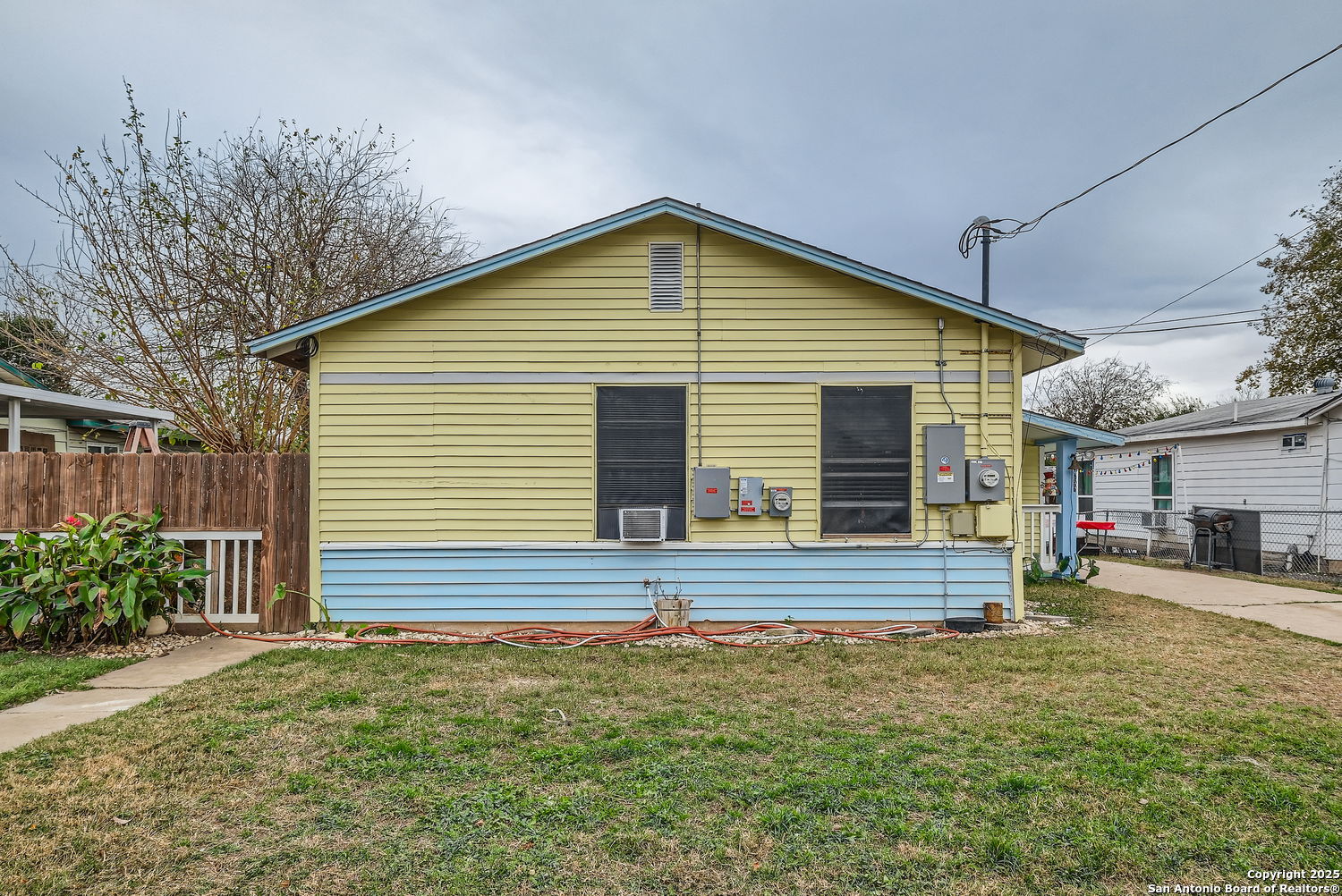 906 SHEMYA AVE