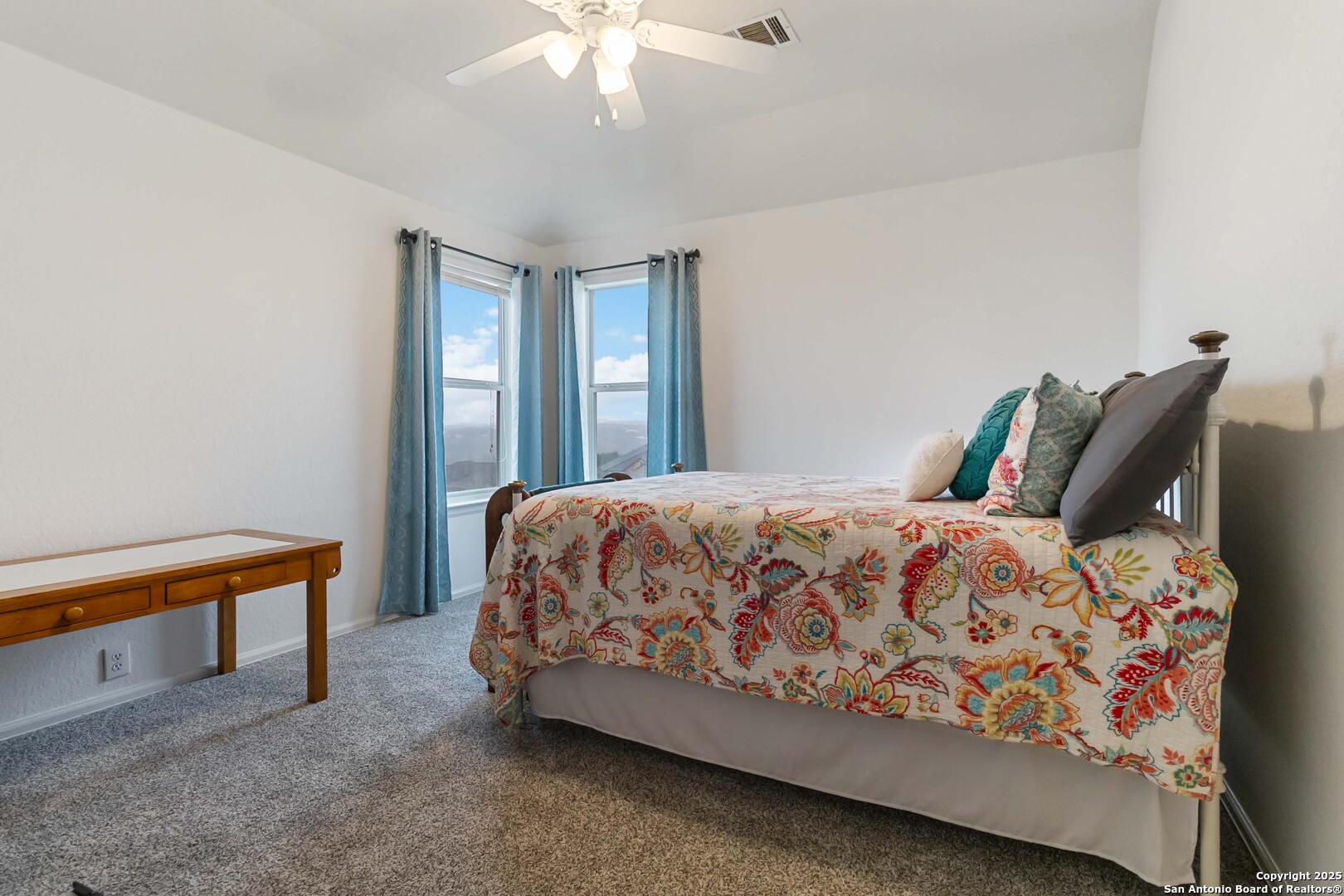 3627 Ashland Cliff