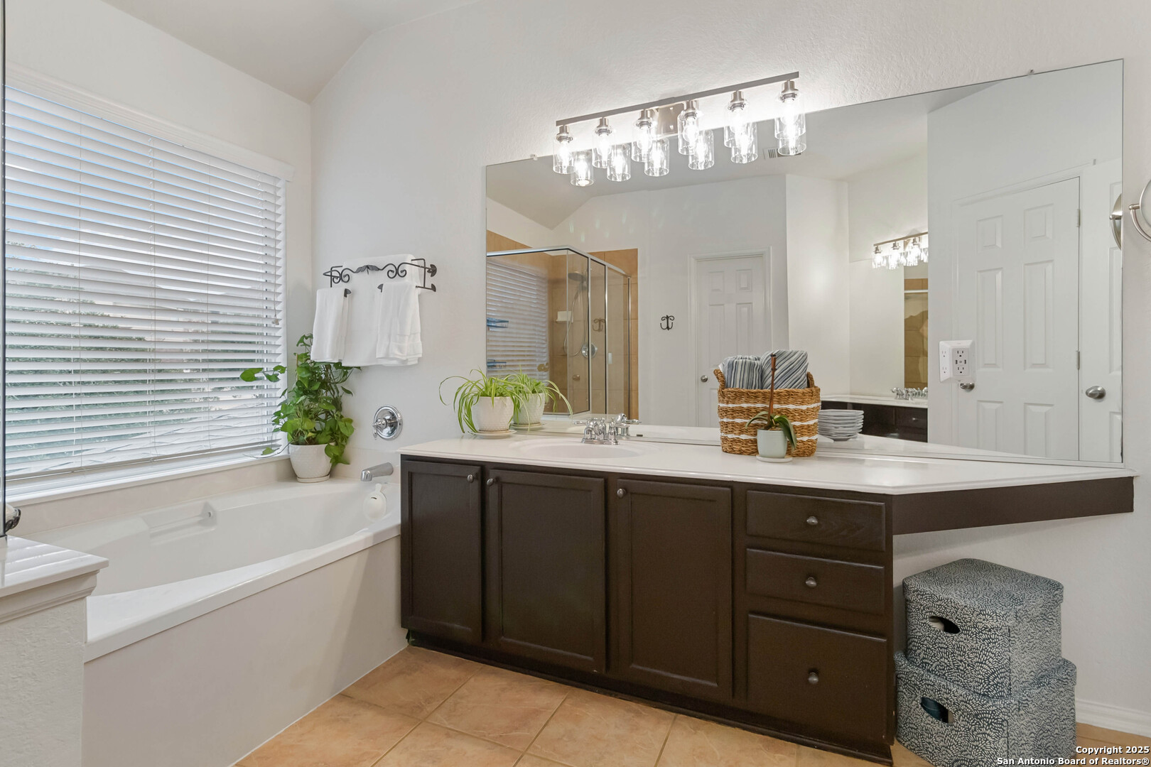 3627 Ashland Cliff