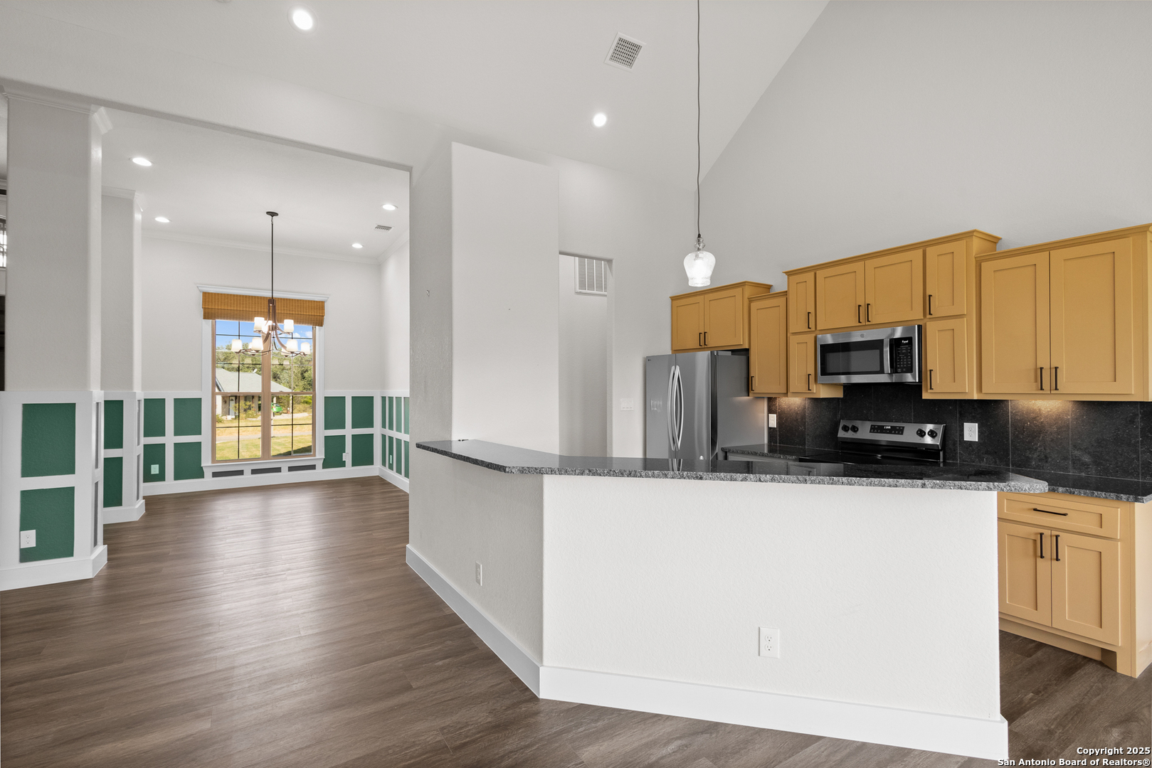 1204 Devine