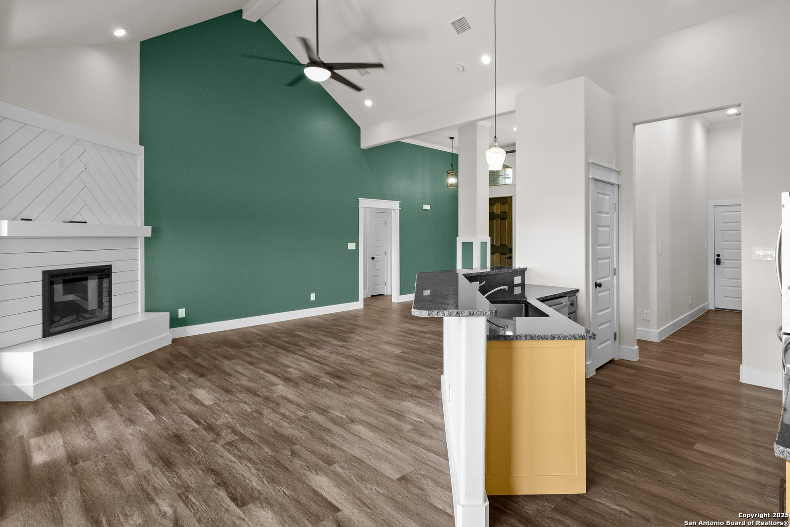 1204 Devine
