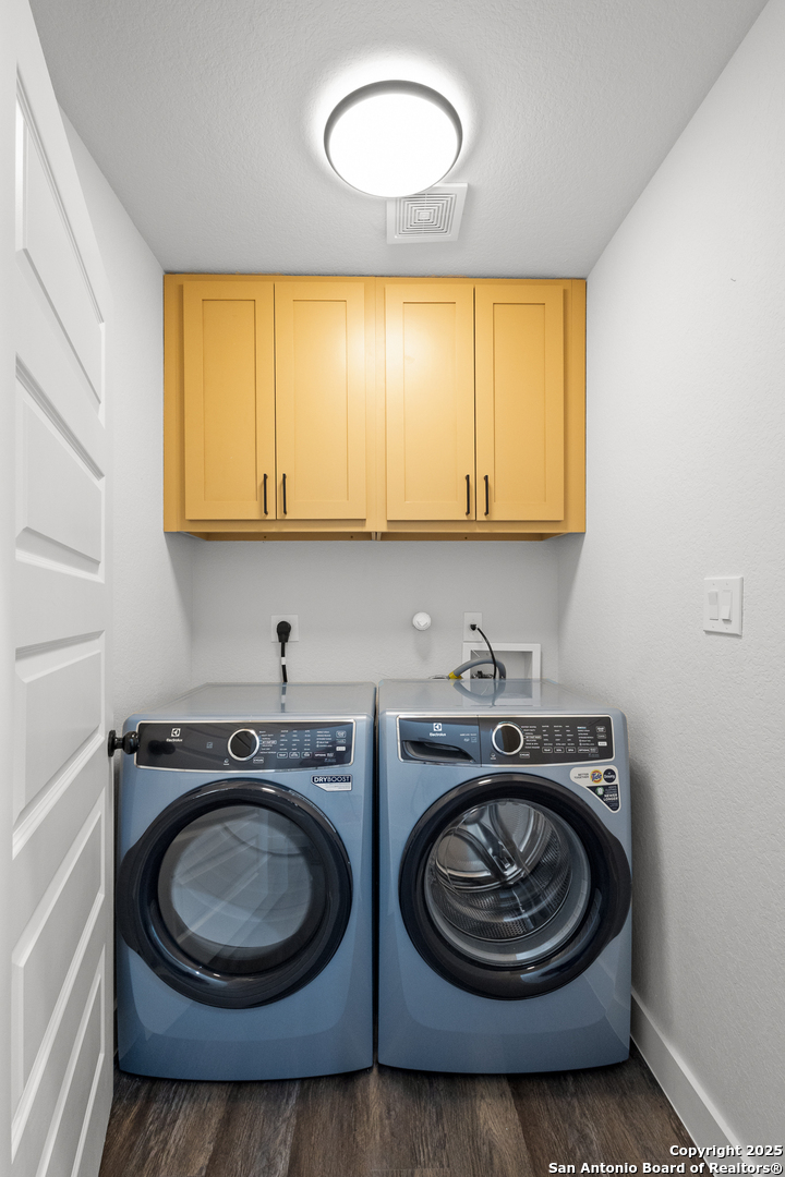 1204 Devine