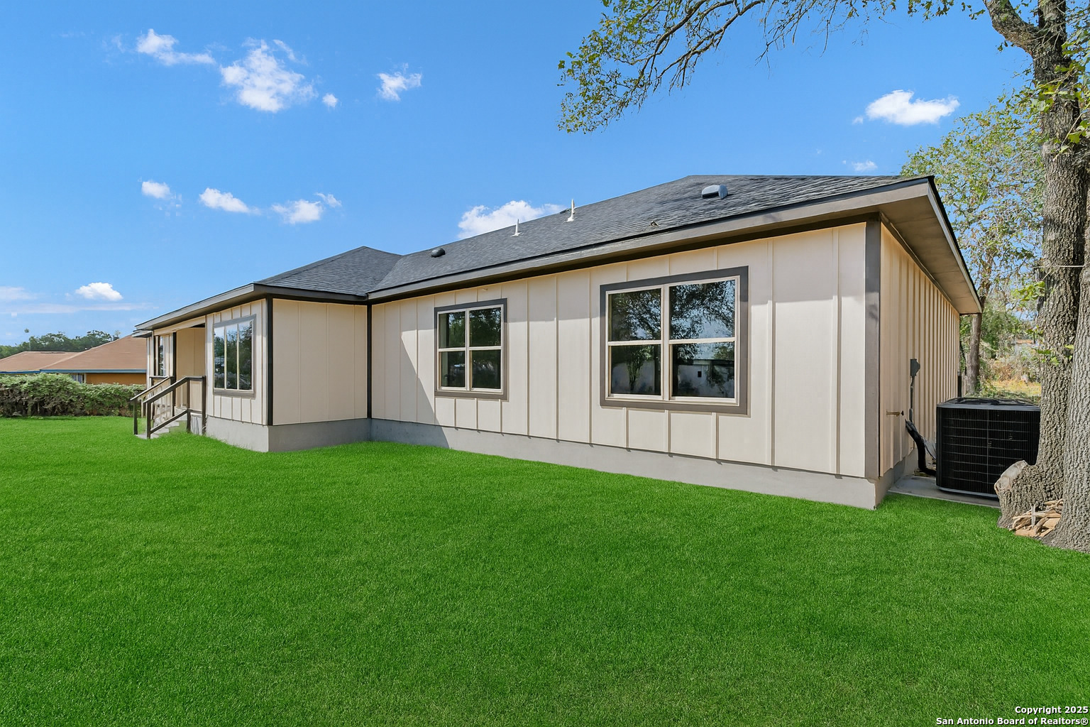 23048 Hilltop Peaks