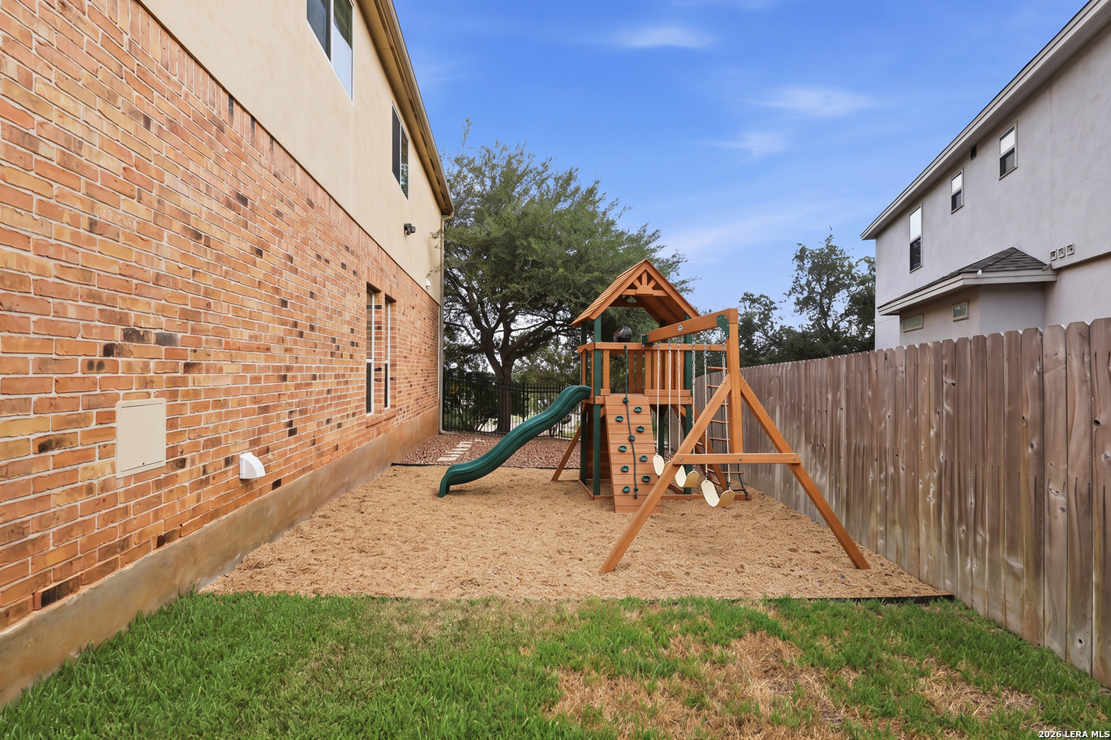 831 Queens Oak