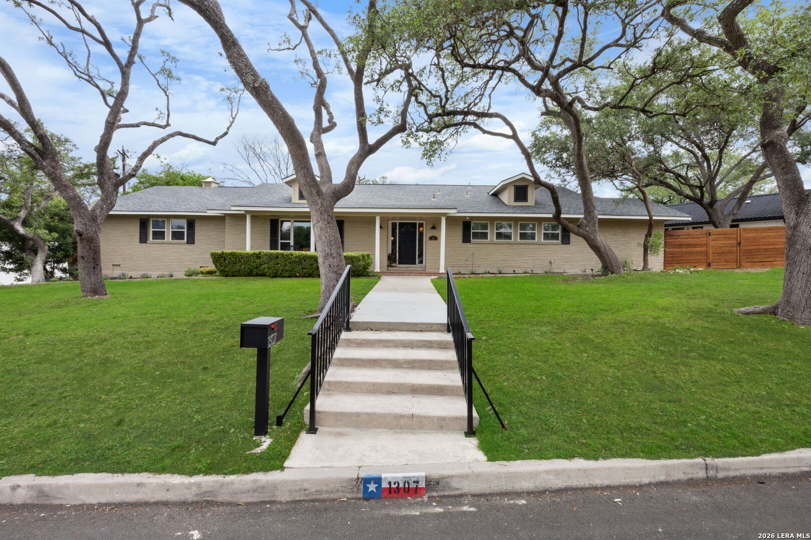 1307 MOUNT VIEJA DR