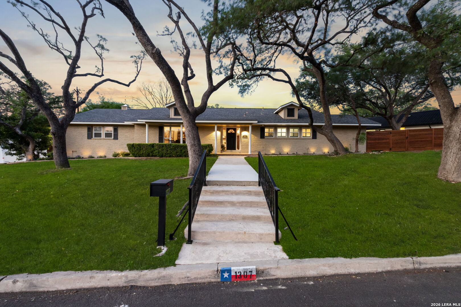1307 MOUNT VIEJA DR
