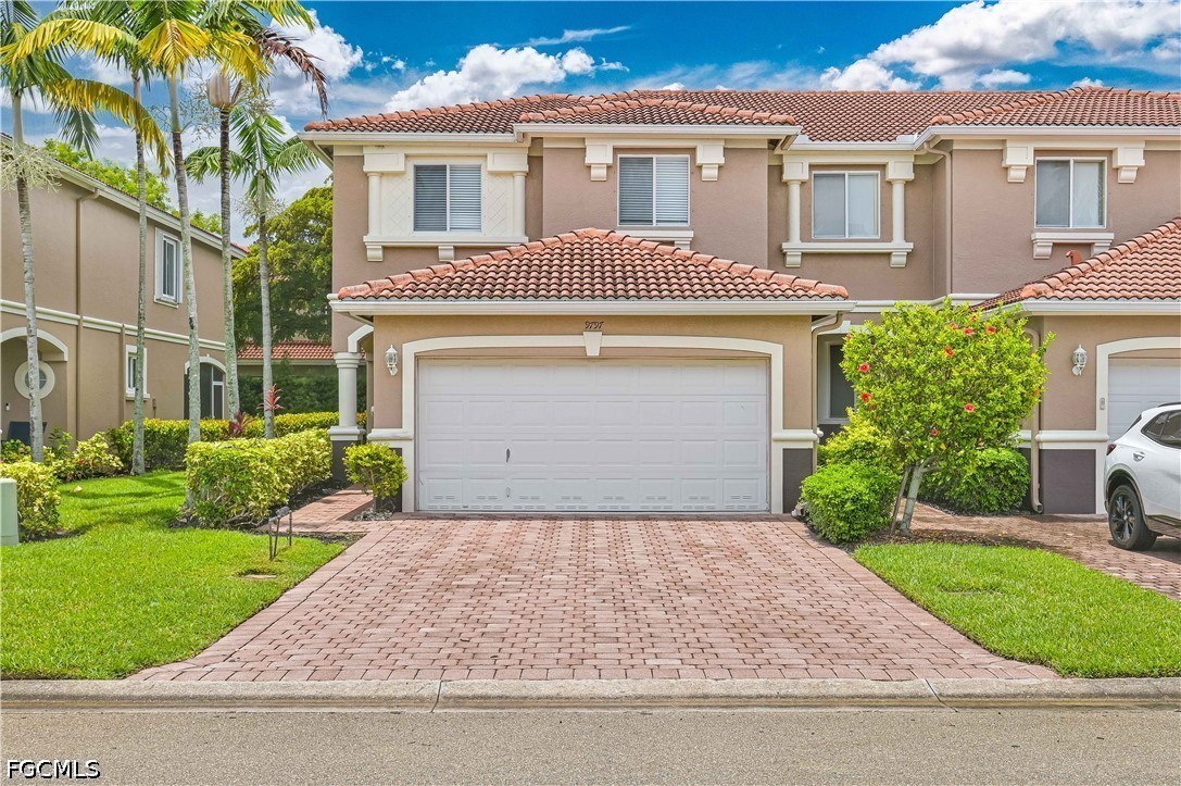 9797 Roundstone CIR