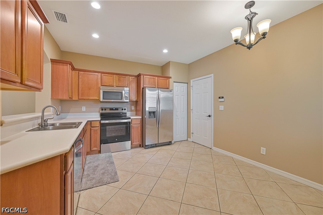9797 Roundstone CIR