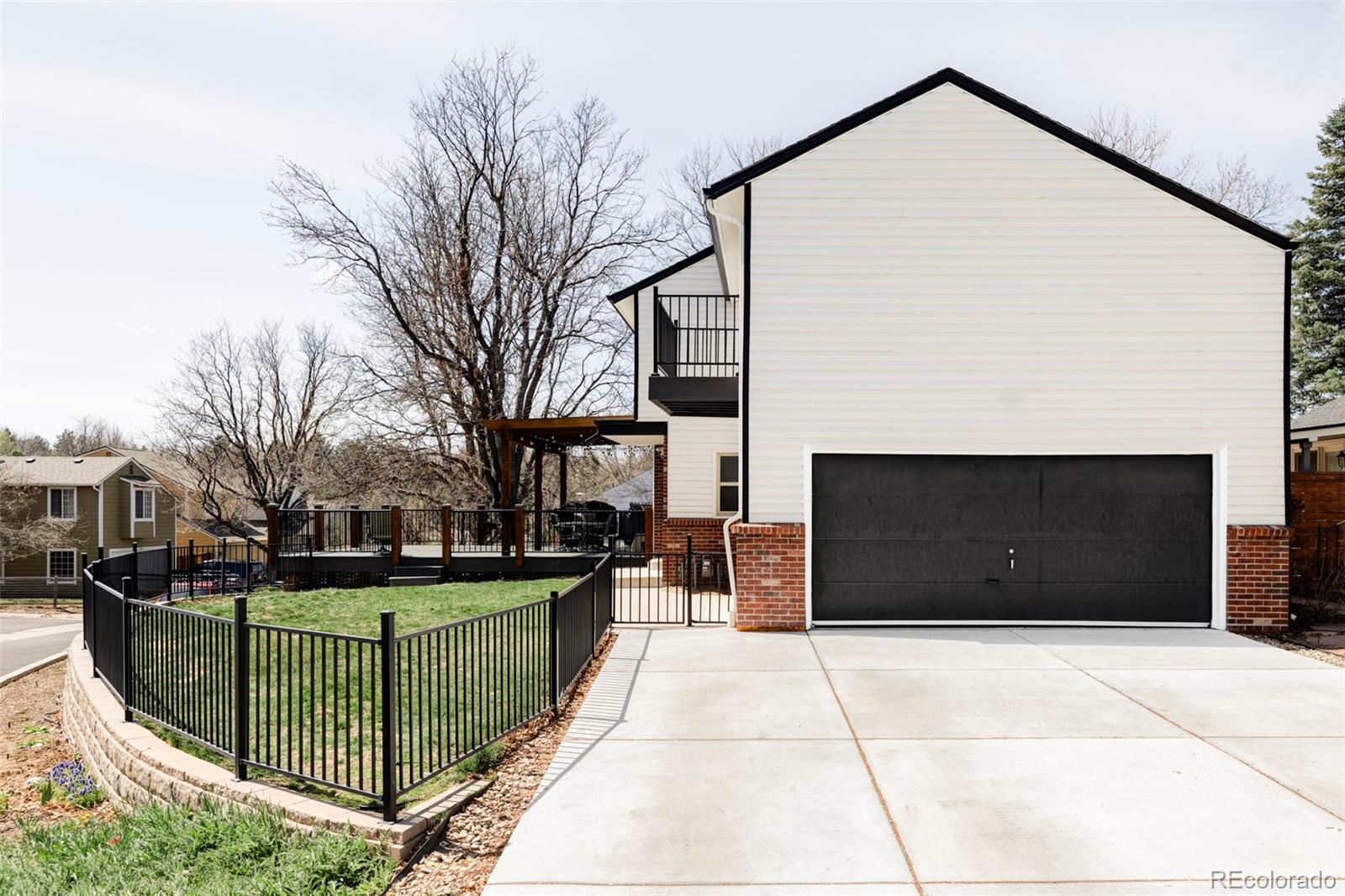 899 W Peakview Circle