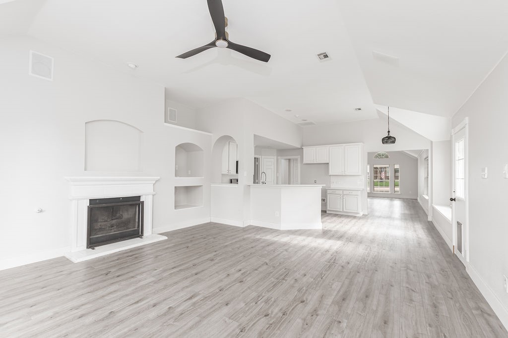 1925 Crestlake Drive