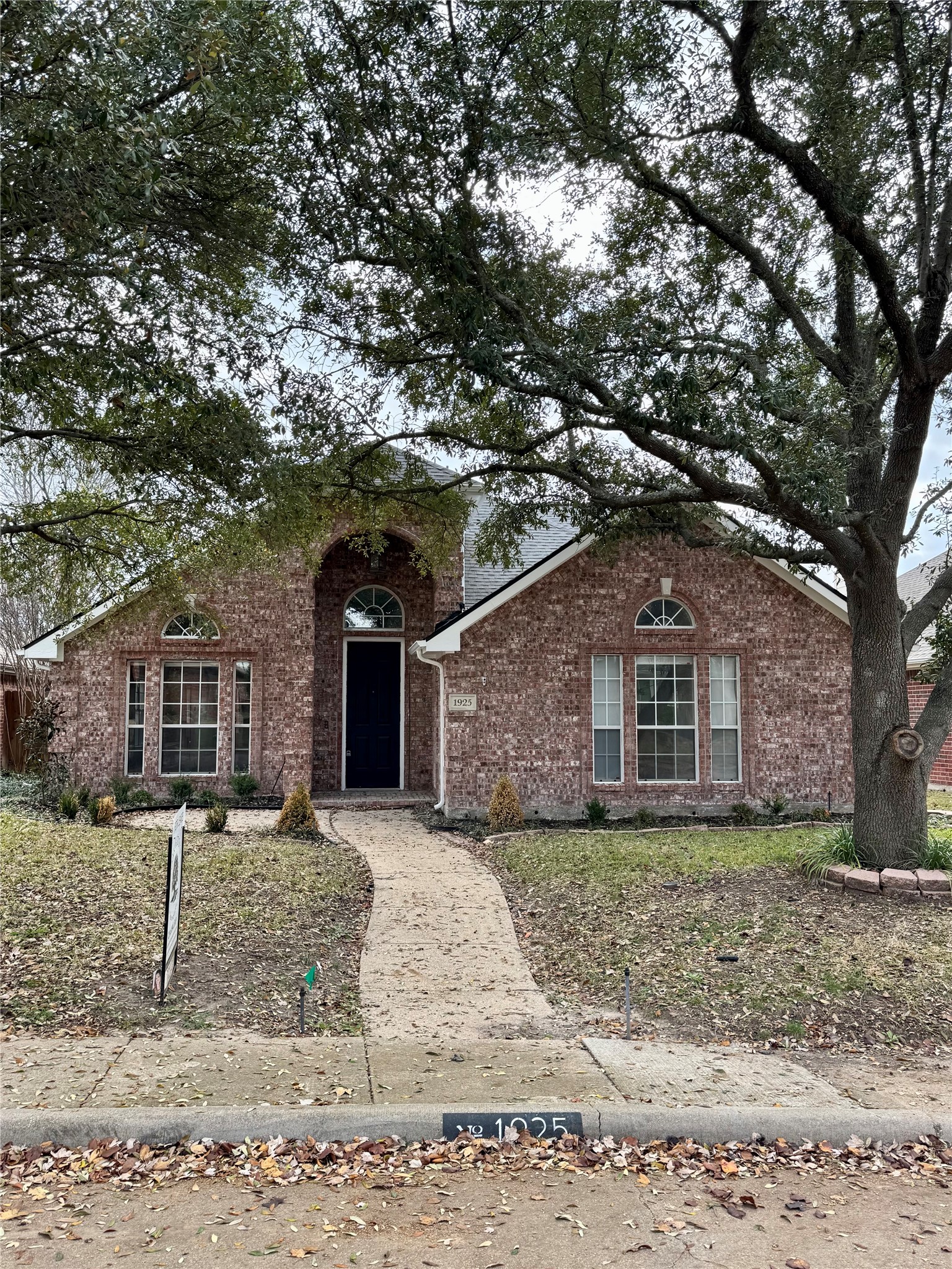 1925 Crestlake Drive