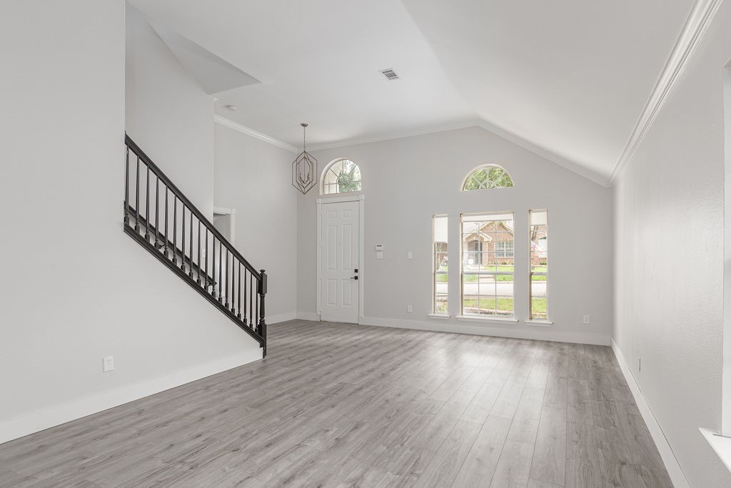 1925 Crestlake Drive