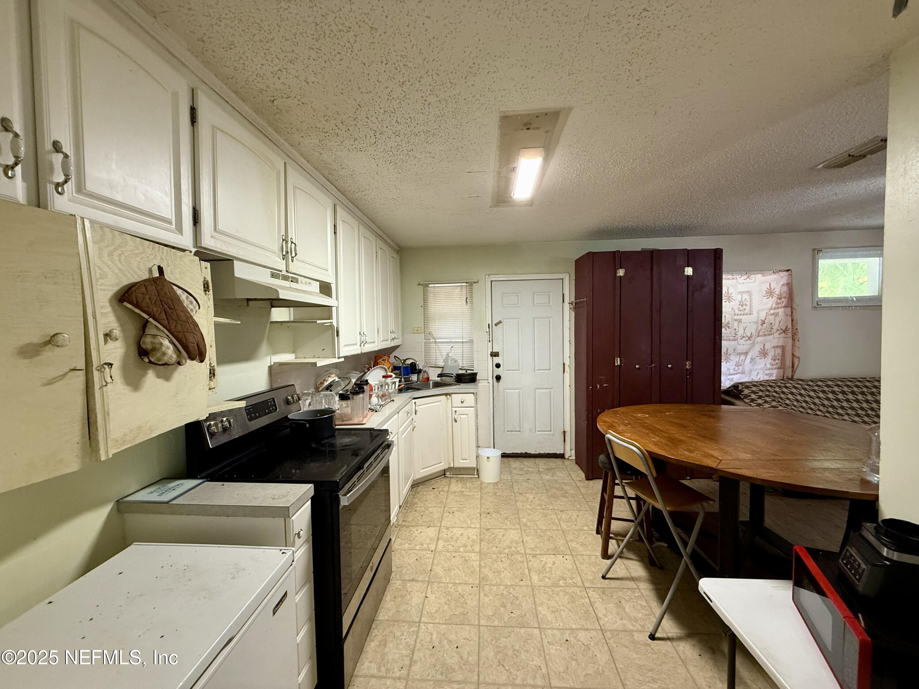 648 LUNA Court