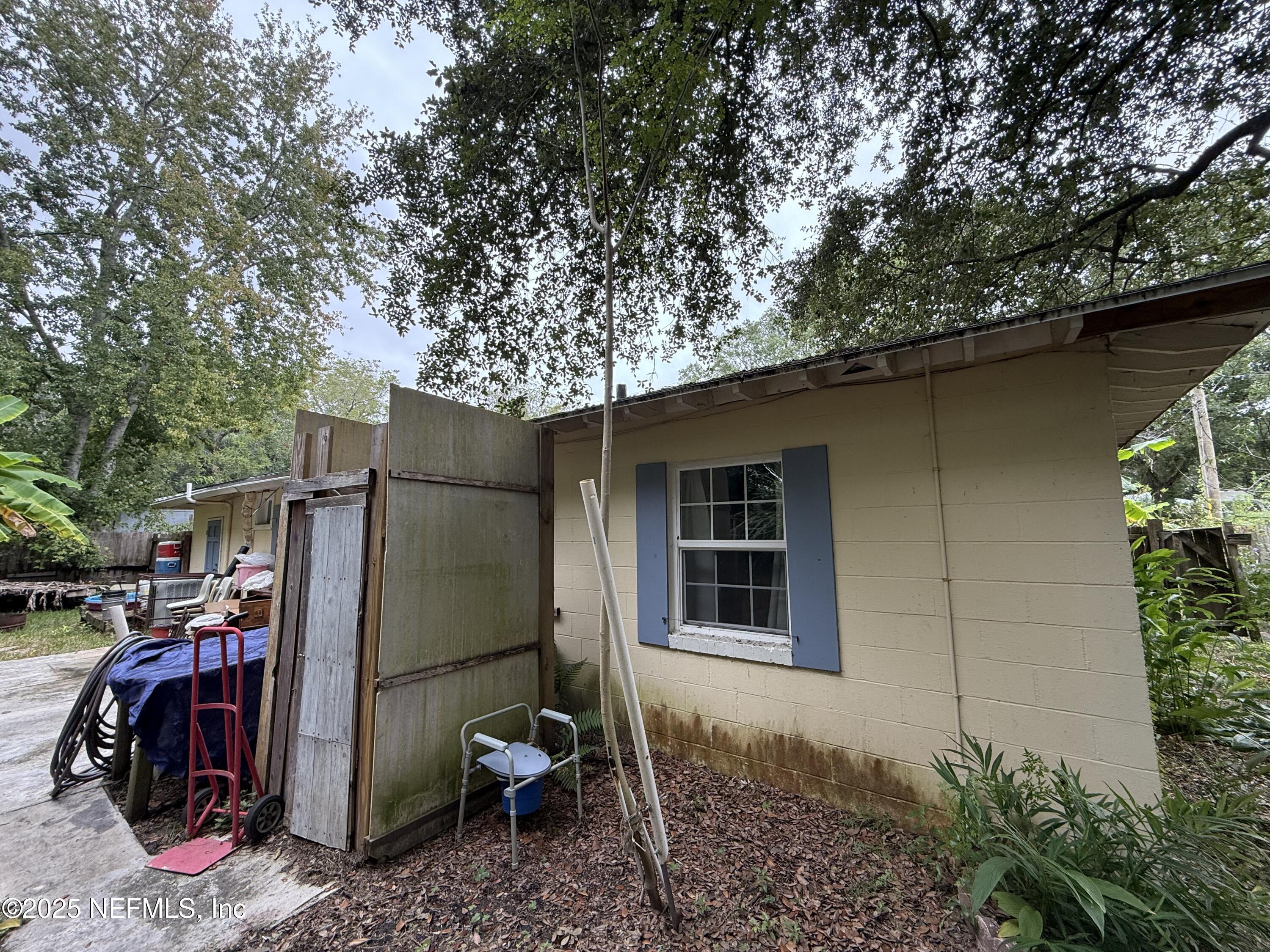 648 LUNA Court
