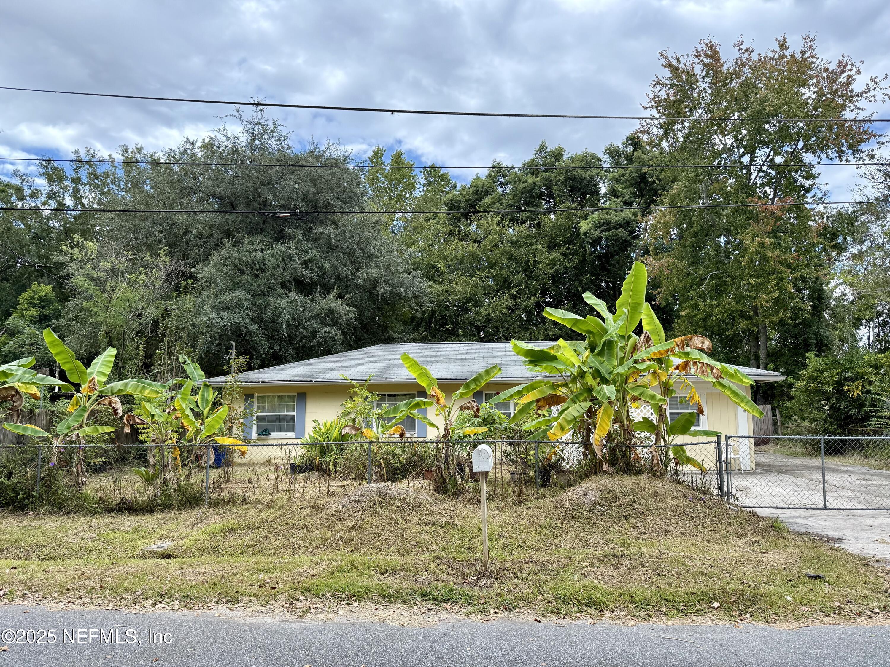 648 LUNA Court