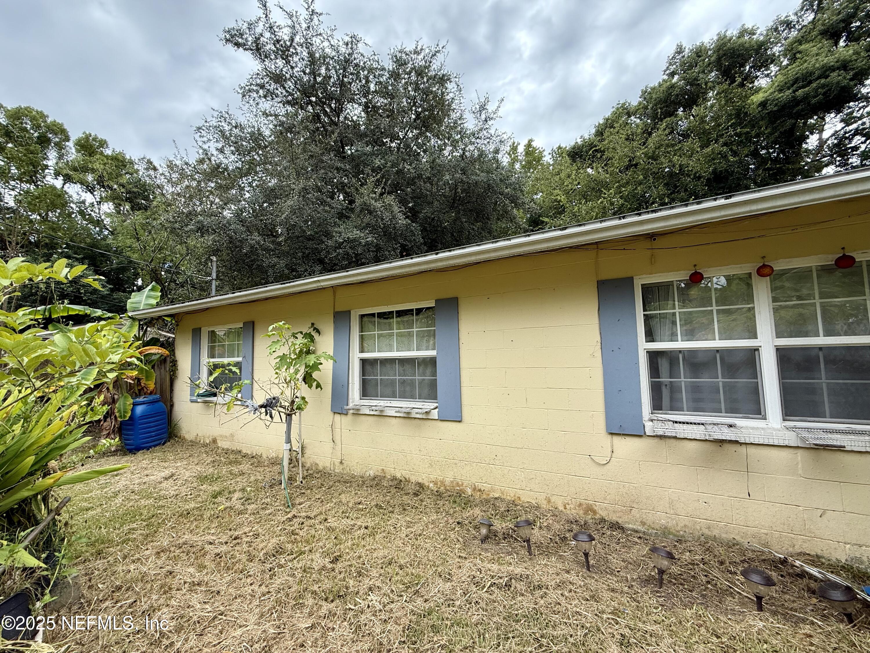 648 LUNA Court