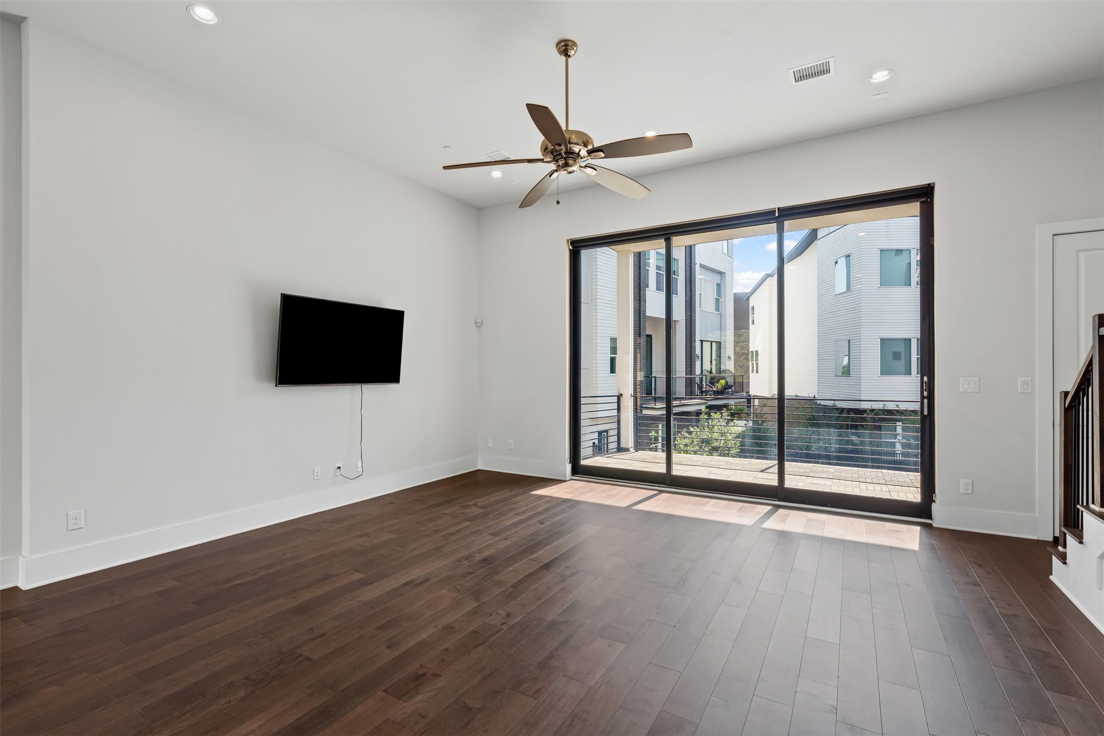 381 E Greenbriar Lane 501
