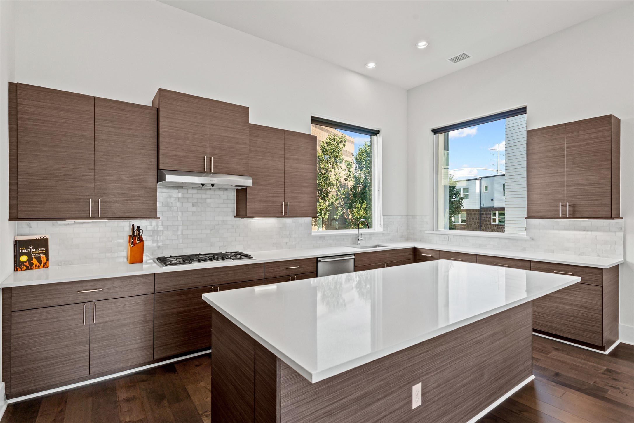 381 E Greenbriar Lane 501