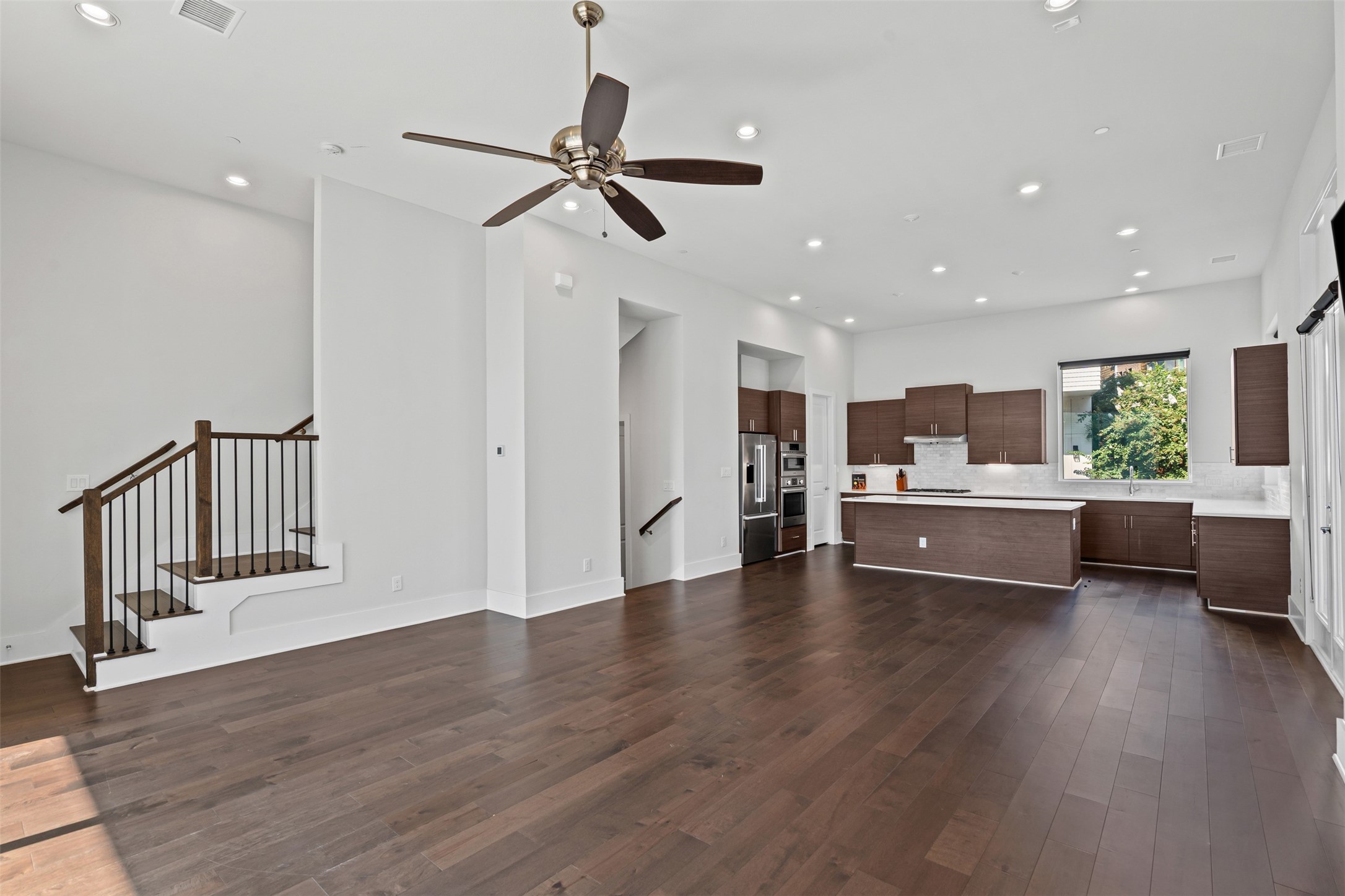 381 E Greenbriar Lane 501