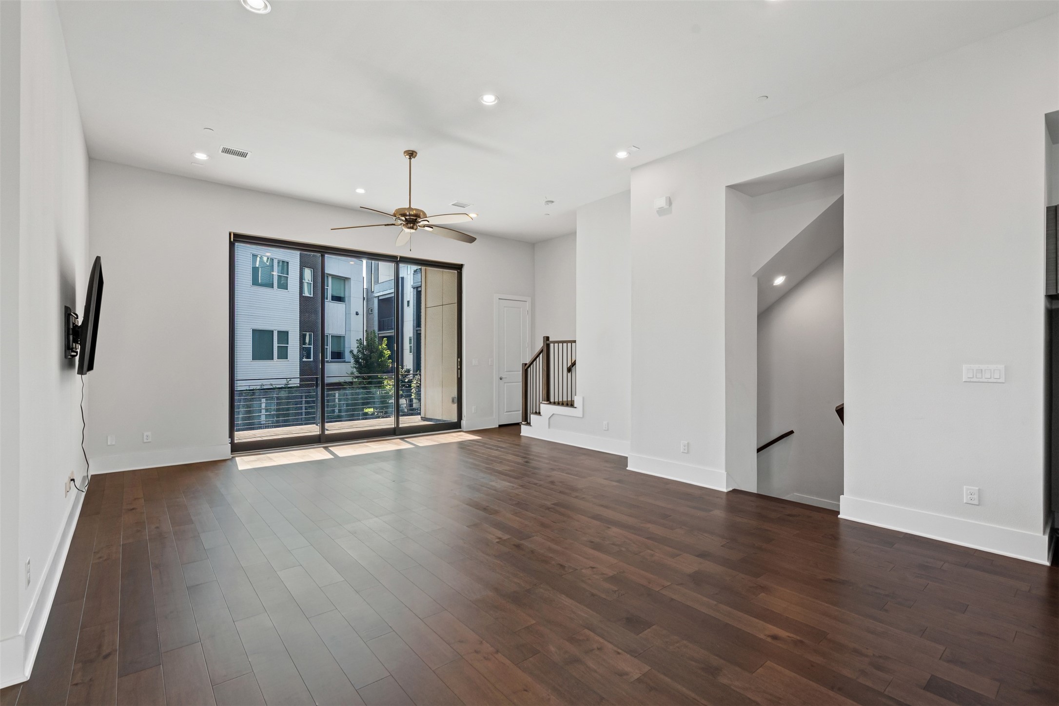 381 E Greenbriar Lane 501