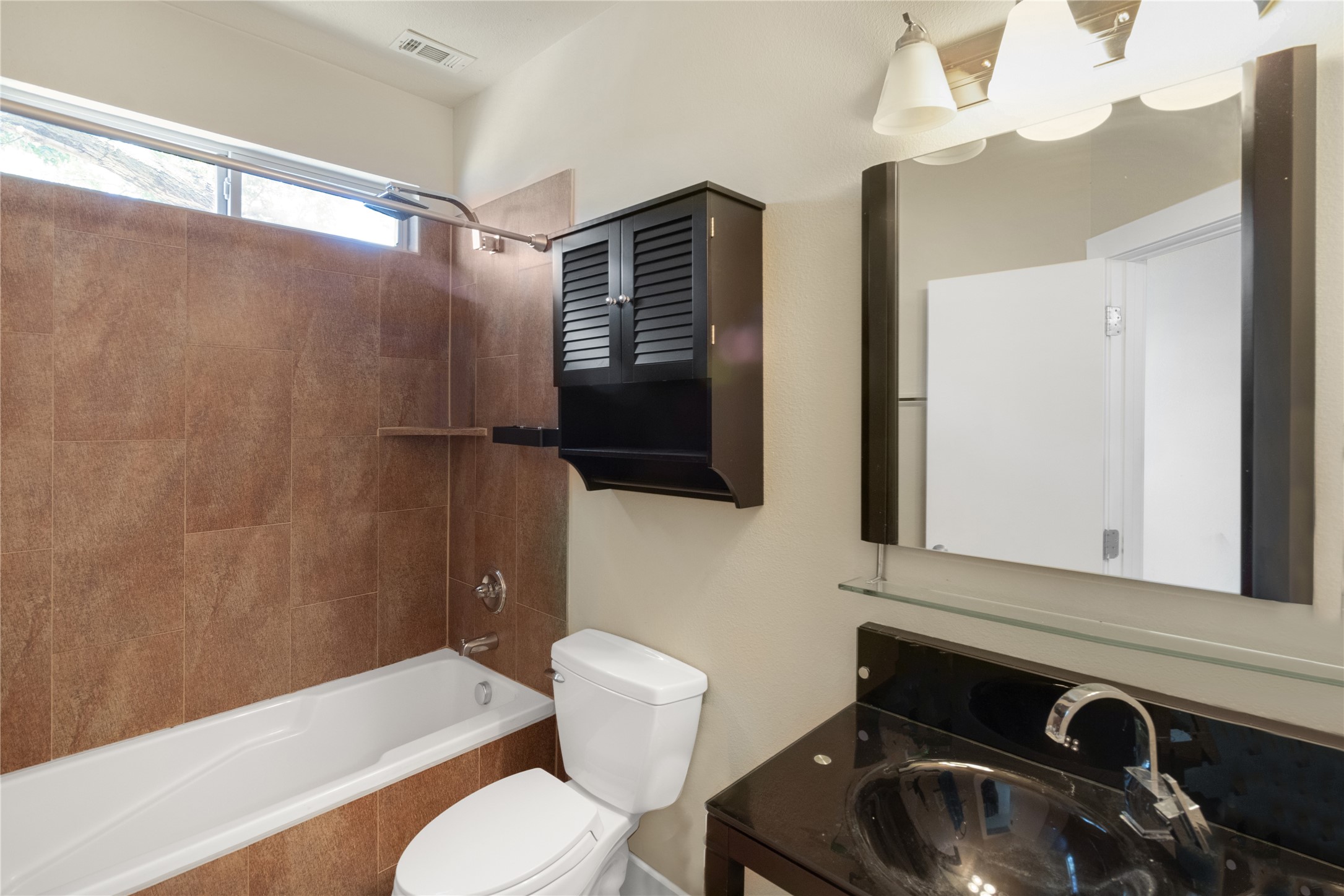 3915 Congress Avenue 200