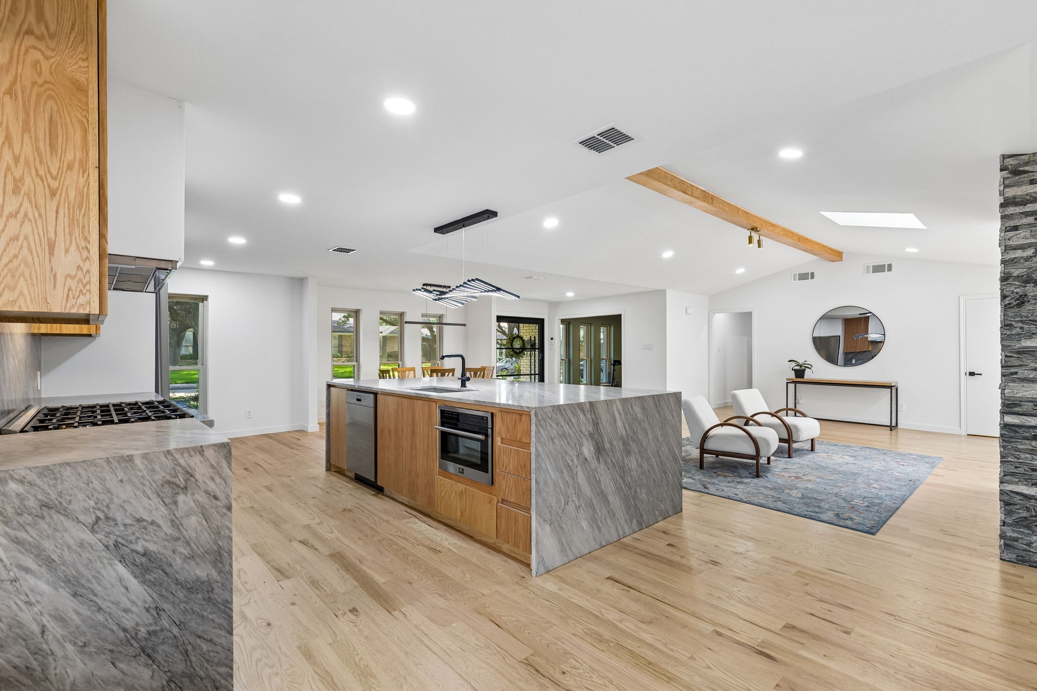 6306 Glennox Lane