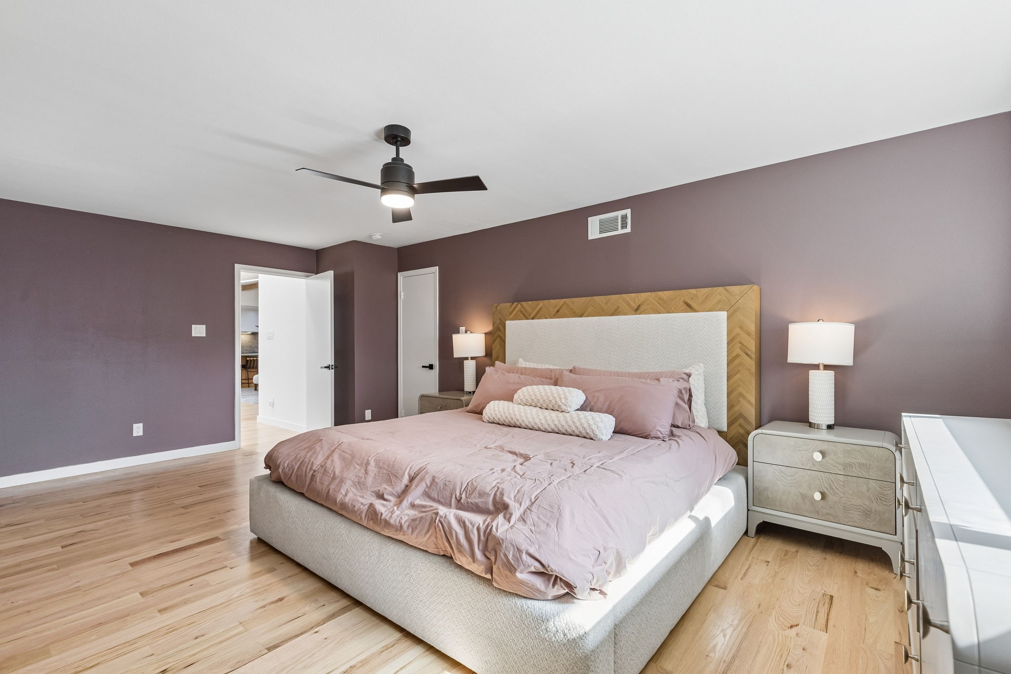 6306 Glennox Lane