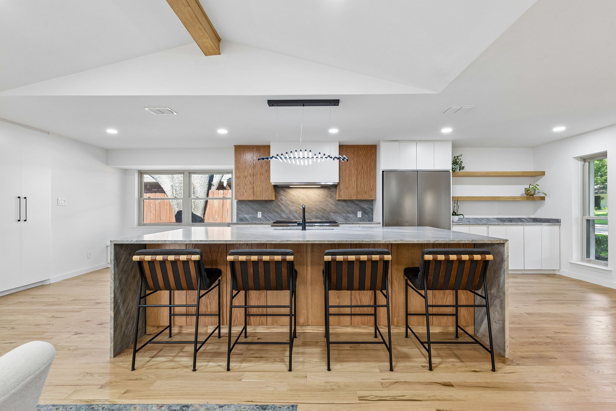 6306 Glennox Lane